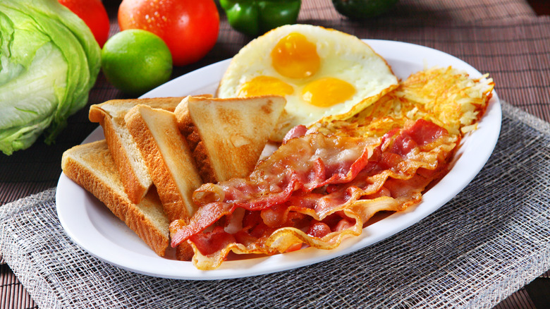 Bacon with eggs and toast